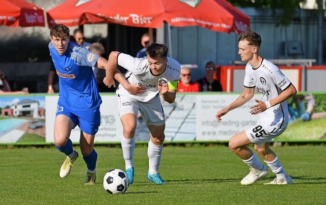 Trainerwechsel beim FC Teningen um Kapitän Tom Hodel (Bildmitte). | Foto: Achim Keller Trainerwechsel beim FC Teningen um Kapitän Tom Hodel (Bildmitte). | Foto: Achim Keller