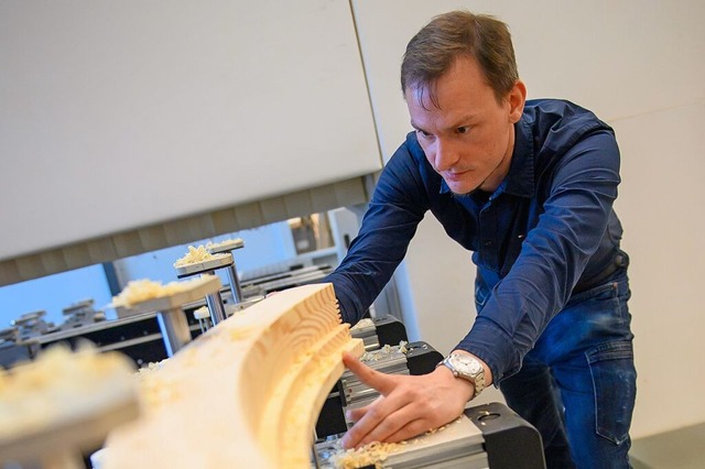 Als Produktionsleiter im Fensterbau st...tsansprüchen des Unternehmens genügen. | Foto: Klaus-Dietmar Gabbert (dpa) Als Produktionsleiter im Fensterbau st...tsansprüchen des Unternehmens genügen. | Foto: Klaus-Dietmar Gabbert (dpa)