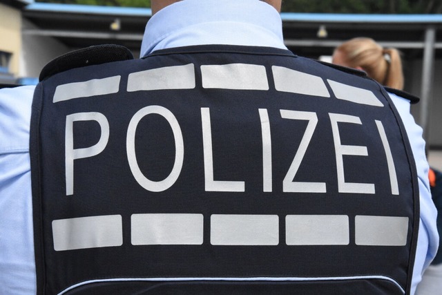 Neben der Polizei und dem Rettungsdien...zeug und sechs Einsatzkräften vor Ort. | Foto: Kathrin Ganter Neben der Polizei und dem Rettungsdien...zeug und sechs Einsatzkräften vor Ort. | Foto: Kathrin Ganter