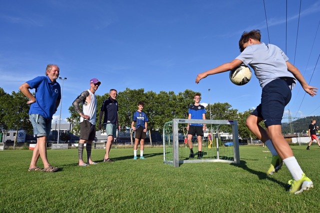 Szene aus dem Jugendfußball-Training b...nks der Vorsitzende Frithjof Schuster. | Foto: Thomas Kunz Szene aus dem Jugendfußball-Training b...nks der Vorsitzende Frithjof Schuster. | Foto: Thomas Kunz