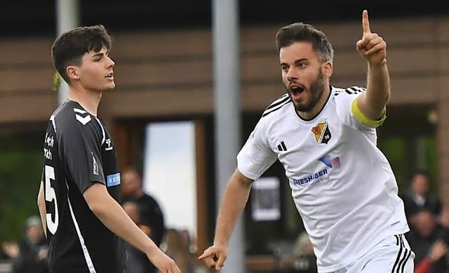 Taktische Reife und Effizienz: Sandro ...il Schmiederer) nach dem 4:0 im Grtt.  | Foto: Jrgen Rudigier