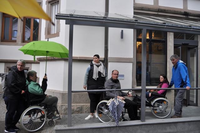 Die Teilnehmer der VdK-Städtlirunde te...mpe am hinteren Eingang des Rathauses. | Foto: Sarah Trinler Die Teilnehmer der VdK-Städtlirunde te...mpe am hinteren Eingang des Rathauses. | Foto: Sarah Trinler