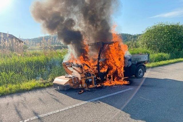 Ihringer Kommunalfahrzeug geht whrend einer Fahrt in Flammen auf