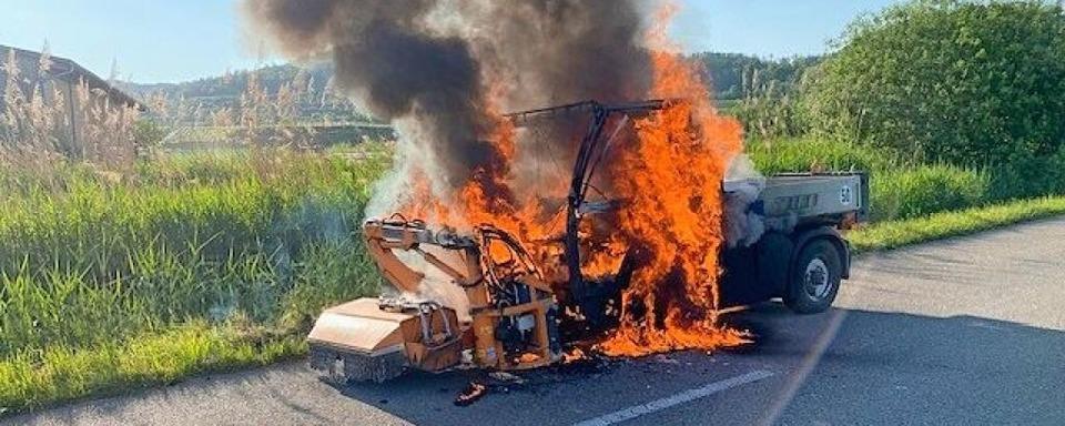 Ihringer Kommunalfahrzeug geht whrend einer Fahrt in Flammen auf