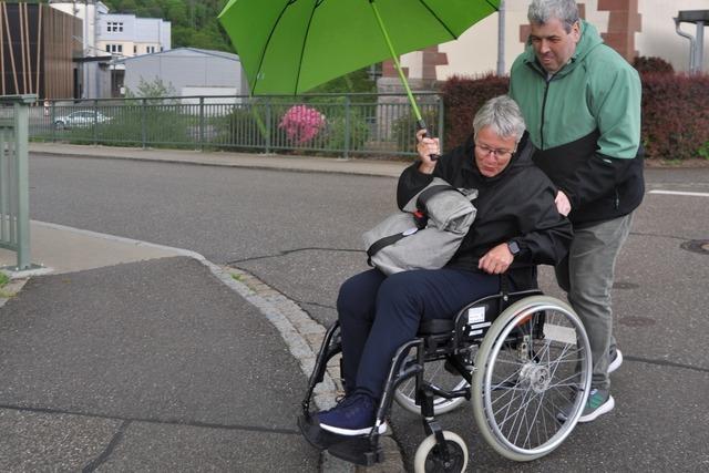 Gemeinderat Schnau erkundet Stadtgebiet mit Rollsthlen, Rollatoren und Blindenstock