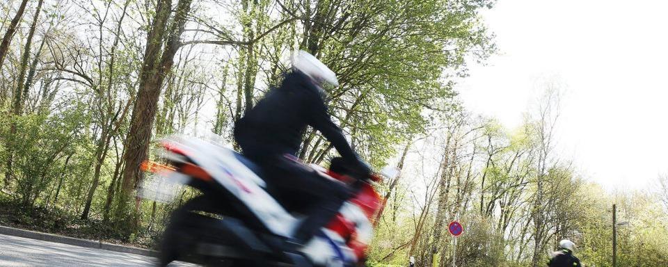 Motorradfahrer berholt Polizeifahrzeug rechts zwischen Lrrach und Todtnau