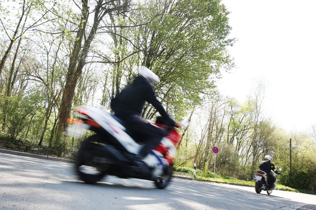 Die Polizei plant weitere Kontrollen mit Augenmerk auf den Motorradverkehr. | Foto: Roland Weihrauch (dpa) Die Polizei plant weitere Kontrollen mit Augenmerk auf den Motorradverkehr. | Foto: Roland Weihrauch (dpa)