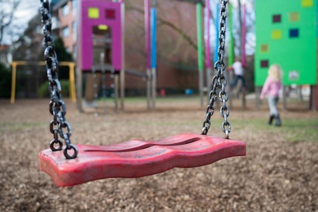 Schnau verabschiedet eine Spielplatzverordnung – um Jugendliche von den Pltzen zu verbannen