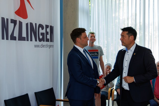 Noch-Brgermeister Markus Hollemann gr...Egle zur Wahl zum neuen Brgermeister.  | Foto: Hubert Gemmert
