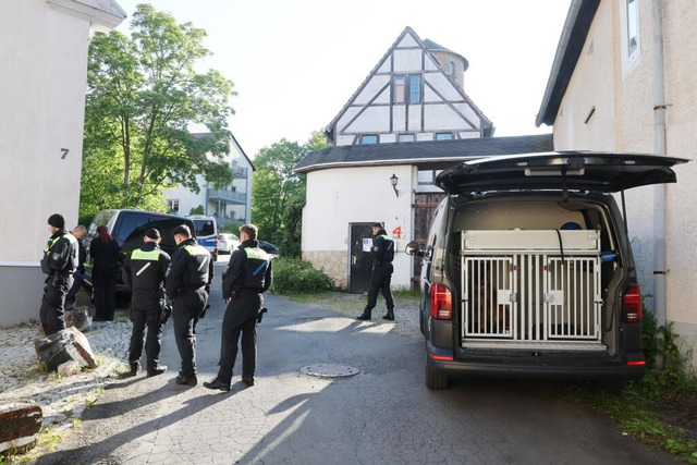 Polizeibeamte durchsuchen nach dem Ver..." ein Haus im thüringischen Gera. | Foto: Bodo Schackow (dpa) Polizeibeamte durchsuchen nach dem Ver..." ein Haus im thüringischen Gera. | Foto: Bodo Schackow (dpa)