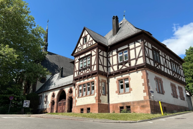 Stadt Lahr hlt am Krematorium fest - Bauunternehmer bt Kritik