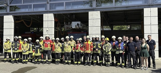 Gruppenbild zum Abschluss: Diese 21 Fe...nn-Lehrgang erfolgreich abgeschlossen. | Foto: Feuerwehr Staufen Gruppenbild zum Abschluss: Diese 21 Fe...nn-Lehrgang erfolgreich abgeschlossen. | Foto: Feuerwehr Staufen