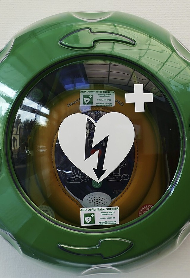 Der Defibrillator steht am Eingang des Bads in Oberrotweil zur Verfügung. | Foto: Magdalena Mahler Der Defibrillator steht am Eingang des Bads in Oberrotweil zur Verfügung. | Foto: Magdalena Mahler