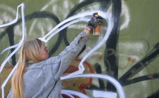 Fassadenkunst: Die Lahrerin Sarah Zepf beim Sprhen.  | Foto: Arne Seifert