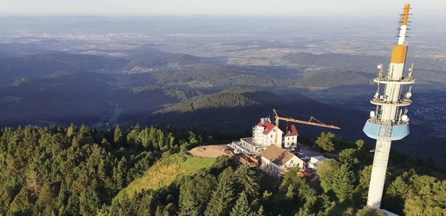 Auf dem &#8222;Hausberg des Markgrfle...shotel mit Restaurant und Biergarten.   | Foto: Birgit-Cathrin Duval