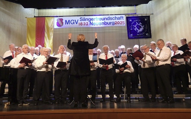 Zum Finale des Jahreskonzert des Mnne...ingen beliebte Mnnerchor-Erfolge dar.  | Foto: Bianca Flier