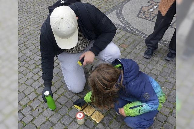 Helfer polieren in Offenburg Stolpersteine