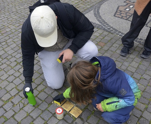 Dank der Helfer erstrahlen die Stolpersteine wieder wie neu. | Foto: Arne Seifert Dank der Helfer erstrahlen die Stolpersteine wieder wie neu. | Foto: Arne Seifert