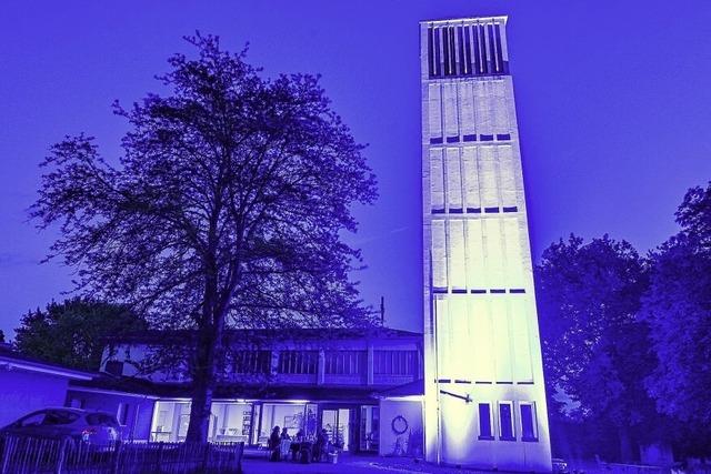 Die Friedenskirche erstrahlt blau