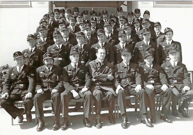 Vor 50 Jahren: Beim Jubilum zum 25-j...e sich die Mannschaft zum Gruppenfoto.  | Foto: Feuerwehr Seppenhofen