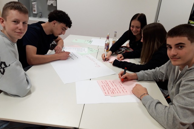 Schülerinnen und Schüler der Hans-Thom...Laufenburg schreiben ihre Wünsche auf. | Foto: Fabian Zoller-Wunderlich (Hans-Thoma-Schule Laufenburg) Schülerinnen und Schüler der Hans-Thom...Laufenburg schreiben ihre Wünsche auf. | Foto: Fabian Zoller-Wunderlich (Hans-Thoma-Schule Laufenburg)