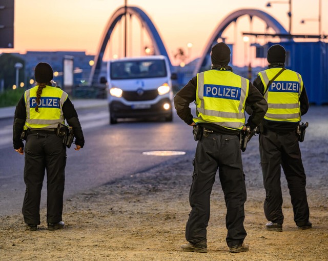 Beamte der Bundespolizei stehen am frü...schen Grenzübergang in Frankfurt/Oder. | Foto: Patrick Pleul (dpa) Beamte der Bundespolizei stehen am frü...schen Grenzübergang in Frankfurt/Oder. | Foto: Patrick Pleul (dpa)