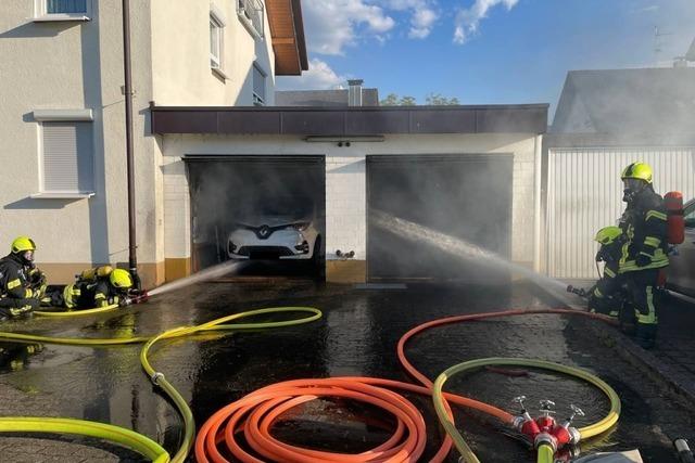 Ein Elektroauto brennt in einer Privatgarage – ein komplizierter Einsatz fr die rtliche Feuerwehr