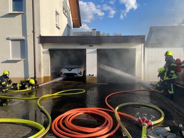 Ein in der Garage abgestelltes E-Auto ... der Brand auf das Gebäude übergreift. | Foto: Foto: Feuerwehr Waldkirch Ein in der Garage abgestelltes E-Auto ... der Brand auf das Gebäude übergreift. | Foto: Foto: Feuerwehr Waldkirch