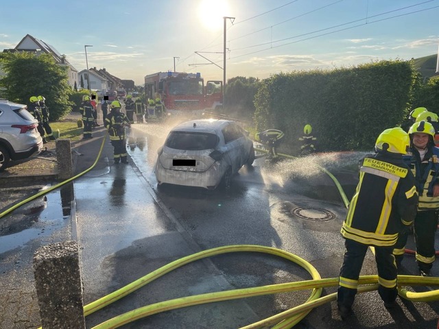 Ansclhießend wurde das Auto mit einer ...u wurden weiterhin mit Wasser gekühlt. | Foto: Feuerwehr Waldkirch Ansclhießend wurde das Auto mit einer ...u wurden weiterhin mit Wasser gekühlt. | Foto: Feuerwehr Waldkirch