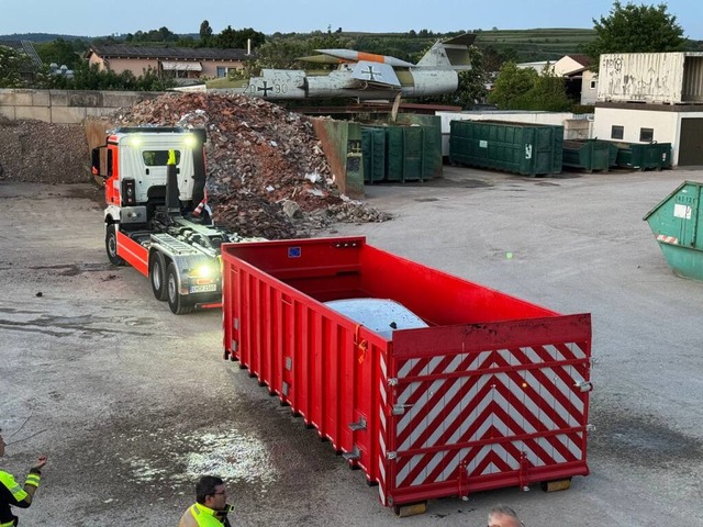 In einem Spezialcontainer kam das Auto...rde der Container mit Wasser geflutet. | Foto: Feuerwehr Waldkirch In einem Spezialcontainer kam das Auto...rde der Container mit Wasser geflutet. | Foto: Feuerwehr Waldkirch