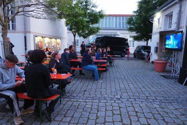 Im Friedlinger Kesselhaus lassen sich rund 100 Gste vom ESC-Feeling anstecken