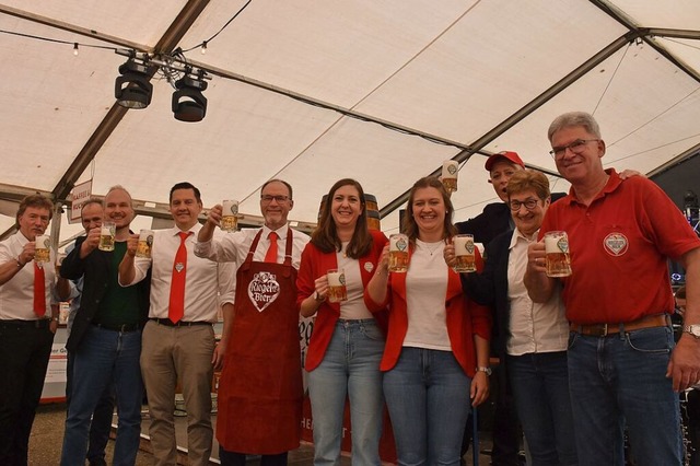 Der 13. Landbiertag ist eröffnet. In d...Bürgermeister Kietz , mit Ehrengästen. | Foto: Roland Vitt Der 13. Landbiertag ist eröffnet. In d...Bürgermeister Kietz , mit Ehrengästen. | Foto: Roland Vitt