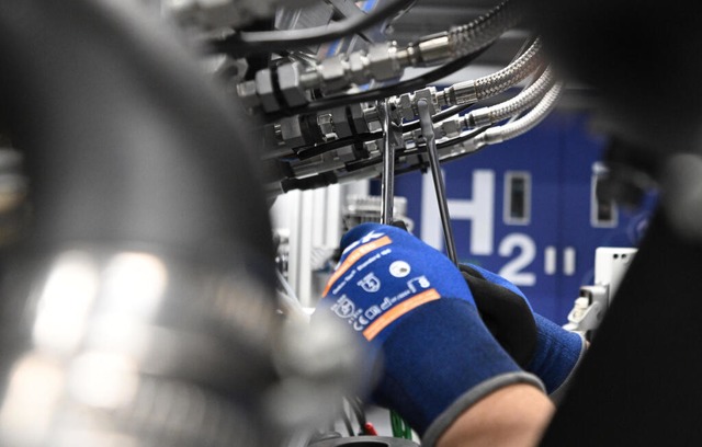 Ein Mitarbeiter des Automobilzuliefere...einen Testlauf in einem Teststand vor. | Foto: Bernd Weißbrod (dpa) Ein Mitarbeiter des Automobilzuliefere...einen Testlauf in einem Teststand vor. | Foto: Bernd Weißbrod (dpa)