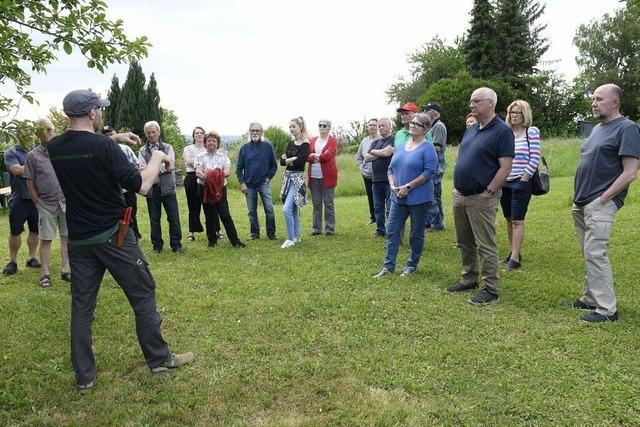 Gartenberater Sven Grlitz gibt Gsten im Garten von Daniela und Patrick Jox in Heiligenzell Tipps