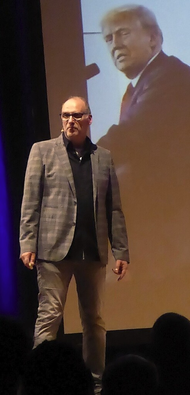 Comedian Andreas Mller sorgt fr viele Lacher im Publikum.  | Foto: Hans Jrgen Kugler