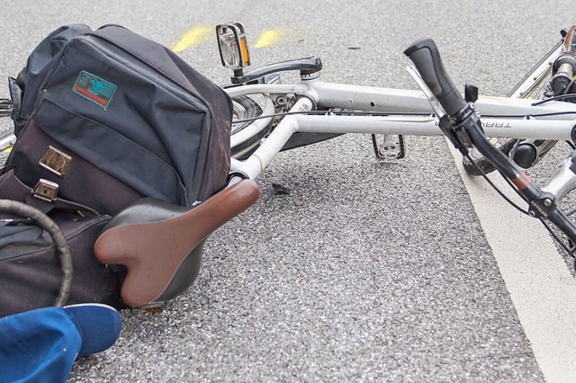 Am Dienstag wurde ein Fahrradfahrer in...211; er verstarb vor Ort. (Symbolbild) | Foto: Daniel Bockwoldt Am Dienstag wurde ein Fahrradfahrer in...211; er verstarb vor Ort. (Symbolbild) | Foto: Daniel Bockwoldt