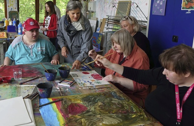 Im Atelier  in flingen arbeiten Bewoh...n bei Workshops und Kunstaktionstagen.  | Foto: Roswitha Frey