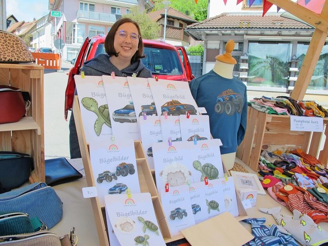 Seit Jahren bietet Anica Schüle auf dem Kreativmarkt Selbsthergestelltes an. | Foto: Heidi Rombach Seit Jahren bietet Anica Schüle auf dem Kreativmarkt Selbsthergestelltes an. | Foto: Heidi Rombach