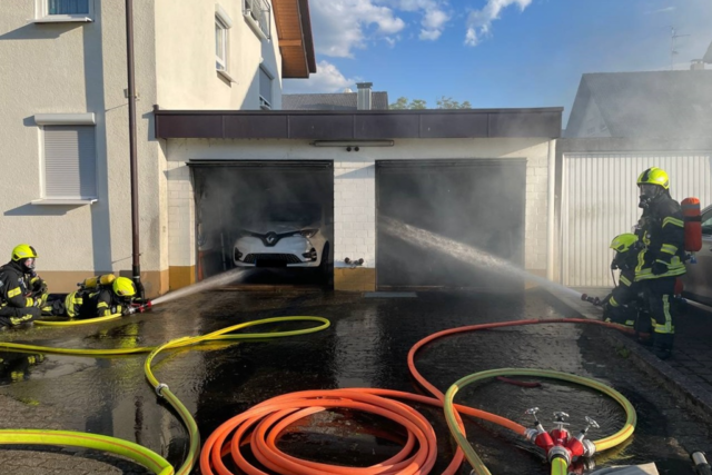 Ein Elektroauto brennt in einer Privatgarage - ein komplizierter Einsatz fr die rtliche Feuerwehr
