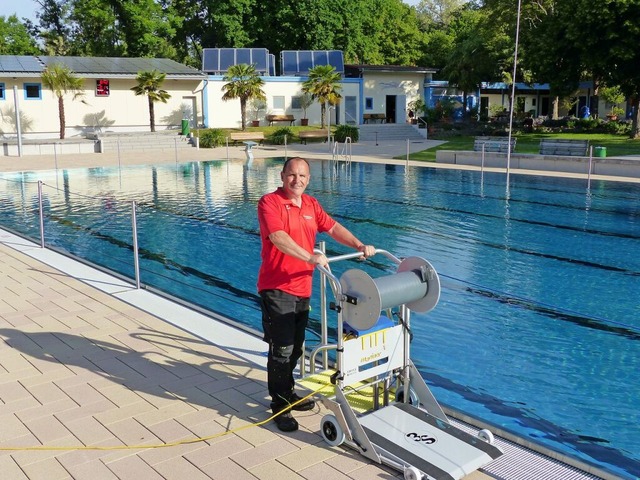 Die Mitarbeiter bereiten das Freibad a...leiter Erick Leroy am Donnerstagmorgen | Foto: Dirk Sattelberger Die Mitarbeiter bereiten das Freibad a...leiter Erick Leroy am Donnerstagmorgen | Foto: Dirk Sattelberger