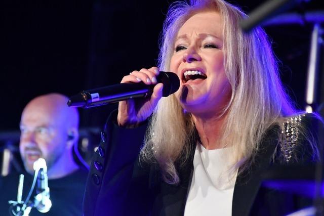 Die ehemalige ESC-Gewinnerin Nicole berhrt mit ihrem Konzert in Weil am Rhein viele Fans