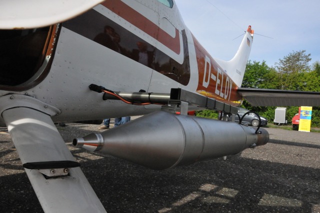 Über den Generator am Rumpf des Flugze...n mit Silberjodid "geimpft". | Foto: Helmut Seller Über den Generator am Rumpf des Flugze...n mit Silberjodid "geimpft". | Foto: Helmut Seller