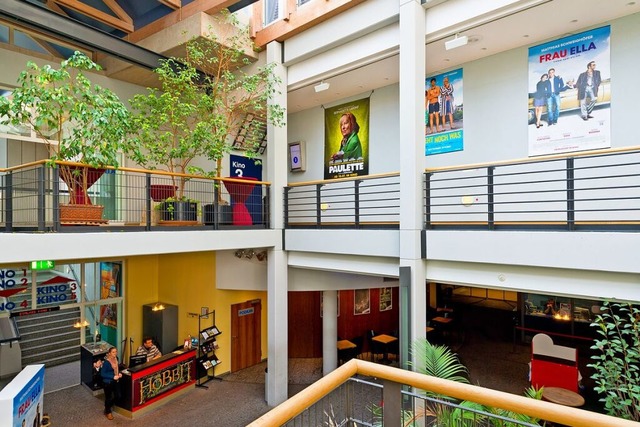 Viel Raum fr Filme und Publikum: das Atrium-hnliche Foyer des Kinos Harmonie  | Foto: Markus Herb