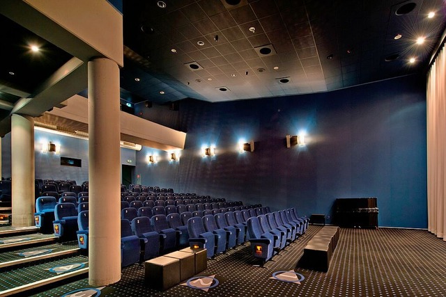 Grozgig: der blaue Saal mit Balkon im Kino Harmonie  | Foto: Markus Herb