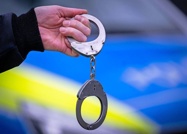 Die Polizei nahm einen Tatverdächtigen...heim begangen haben soll (Symbolbild). | Foto: Soeren Stache (dpa) Die Polizei nahm einen Tatverdächtigen...heim begangen haben soll (Symbolbild). | Foto: Soeren Stache (dpa)
