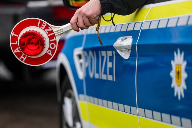 Die Polizei sucht Zeugen nach einigen ...holmanövern auf der L134 (Symbolbild). | Foto: Jan Woitas (dpa) Die Polizei sucht Zeugen nach einigen ...holmanövern auf der L134 (Symbolbild). | Foto: Jan Woitas (dpa)