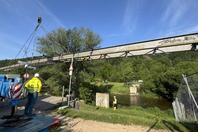 Spektakuläre Bauarbeiten in Schopfheim:  Wiesenbrücke bei Ehner-Fahrnau  erfolgreich abgebaut