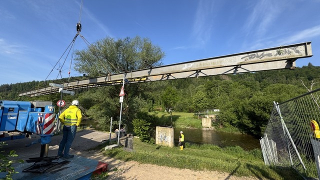 Nach dem Hochheben wird die Brücke ged...ur Demontage neben der Wiese abgelegt. | Foto: Monika Weber Nach dem Hochheben wird die Brücke ged...ur Demontage neben der Wiese abgelegt. | Foto: Monika Weber