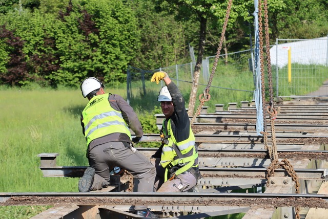 Zuerst müssen die vier riesigen Ketten an der Brücke befestigt werden. | Foto: Monika Weber Zuerst müssen die vier riesigen Ketten an der Brücke befestigt werden. | Foto: Monika Weber