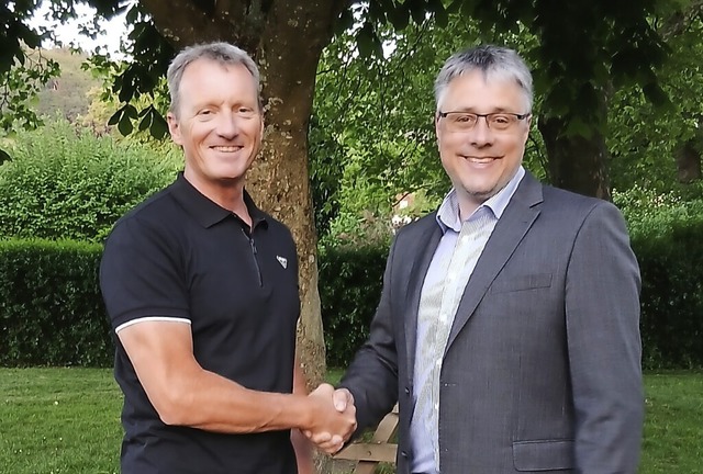 Die Verpflichtung von Markus Rees (rec...tenden Bürgermeister Adrian Weißhaar. | Foto: Kathrin Schill Die Verpflichtung von Markus Rees (rec...tenden Bürgermeister Adrian Weißhaar. | Foto: Kathrin Schill